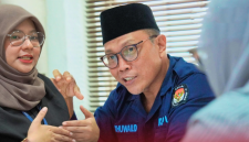 Ketua KPU Provinsi NTB M. Khuwailid bersama tim peneliti BRIN saat kegiatan validasi data dan pengumpulan informasi terkait penguatan kapasitas kelembagaan penyelenggara pemilu di Kantor KPU NTB, Mataram.