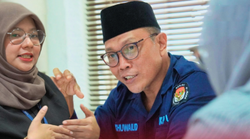 Ketua KPU Provinsi NTB M. Khuwailid bersama tim peneliti BRIN saat kegiatan validasi data dan pengumpulan informasi terkait penguatan kapasitas kelembagaan penyelenggara pemilu di Kantor KPU NTB, Mataram.
