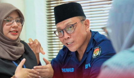 Ketua KPU NTB M Khuwailid berdiskusi dengan tim peneliti BRIN dalam kajian nasional tentang pengalaman Pemilu dan Pilkada NTB sebagai referensi demokrasi Indonesia.
