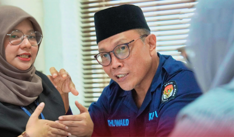 Ketua KPU Provinsi NTB M. Khuwailid bersama tim peneliti BRIN saat kegiatan validasi data dan pengumpulan informasi terkait penguatan kapasitas kelembagaan penyelenggara pemilu di Kantor KPU NTB, Mataram.