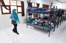 Ketua TP PKK NTB Sinta M. Iqbal saat meninjau kegiatan belajar mengajar dan berdialog dengan guru serta siswa di Sekolah Rakyat Dasar 4 Lombok Barat.