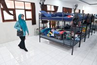 Ketua TP PKK NTB Sinta M. Iqbal saat meninjau kegiatan belajar mengajar dan berdialog dengan guru serta siswa di Sekolah Rakyat Dasar 4 Lombok Barat.