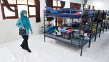 Ketua TP PKK NTB Sinta M. Iqbal saat meninjau kegiatan belajar mengajar dan berdialog dengan guru serta siswa di Sekolah Rakyat Dasar 4 Lombok Barat.