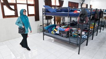Ketua TP PKK NTB Sinta M. Iqbal saat meninjau kegiatan belajar mengajar dan berdialog dengan guru serta siswa di Sekolah Rakyat Dasar 4 Lombok Barat.