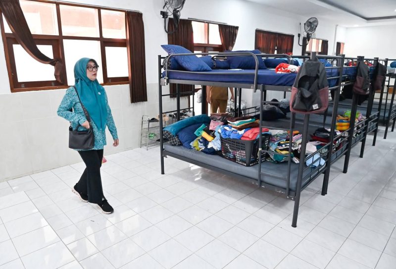 Ketua TP PKK NTB Sinta M. Iqbal saat meninjau kegiatan belajar mengajar dan berdialog dengan guru serta siswa di Sekolah Rakyat Dasar 4 Lombok Barat.