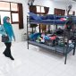 Ketua TP PKK NTB Sinta M. Iqbal saat meninjau kegiatan belajar mengajar dan berdialog dengan guru serta siswa di Sekolah Rakyat Dasar 4 Lombok Barat.