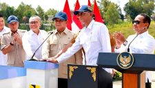 Presiden Prabowo Subianto didampingi sejumlah menteri Kabinet Merah Putih saat meresmikan salah satu proyek infrastruktur jalan di Indonesia. Kunjungan kerja Presiden ke NTB dijadwalkan salah satunya untuk meresmikan Bendungan Meninting di Kabupaten Lombok Barat.