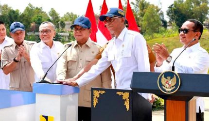 Presiden Prabowo Subianto didampingi sejumlah menteri saat meresmikan proyek infrastruktur jalan di Indonesia.
