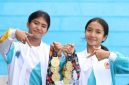 Atlet Akuatik Kota Mataram berfoto bersama usai mendominasi Cabang Olahraga Renang pada Porprov XII NTB 2026 dengan mencetak Delapan Rekor baru dan mengoleksi 13 Medali Emas.