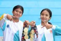 Atlet Akuatik Kota Mataram berfoto bersama usai mendominasi Cabang Olahraga Renang pada Porprov XII NTB 2026 dengan mencetak Delapan Rekor baru dan mengoleksi 13 Medali Emas.
