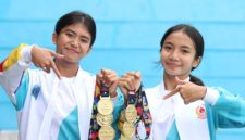 Atlet Akuatik Kota Mataram berfoto bersama usai mendominasi Cabang Olahraga Renang pada Porprov XII NTB 2026 dengan mencetak Delapan Rekor baru dan mengoleksi 13 Medali Emas.