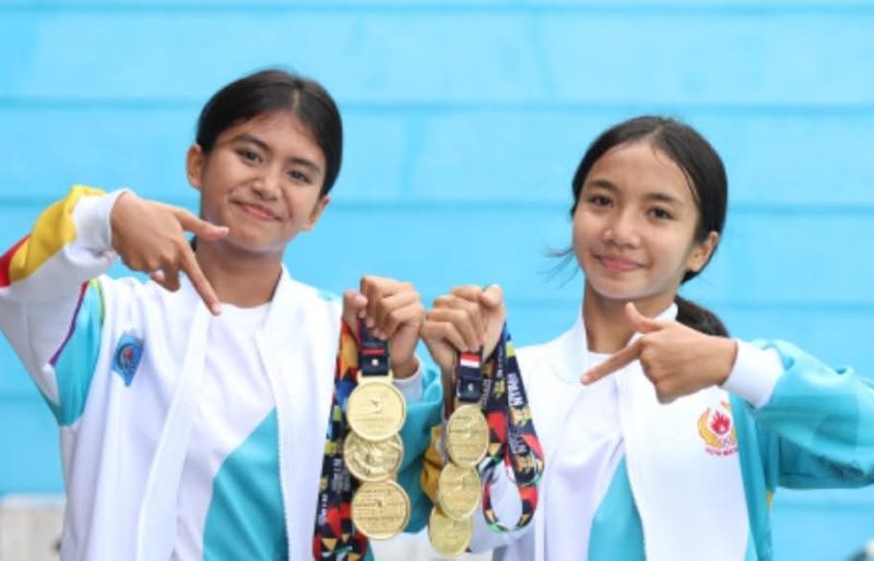 Atlet Akuatik Kota Mataram berfoto bersama usai mendominasi Cabang Olahraga Renang pada Porprov XII NTB 2026 dengan mencetak Delapan Rekor baru dan mengoleksi 13 Medali Emas.
