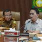 Wakil Bupati Sumbawa Drs. H. Mohamad Ansori bersama Tim KSP dan Kementerian PKP saat rapat koordinasi verifikasi kawasan permukiman kumuh di Kabupaten Sumbawa.