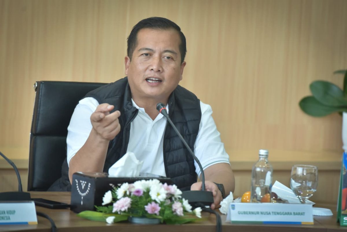 Menteri Lingkungan Hidup RI Mohammad Jumhur Hidayat bersama Gubernur NTB Lalu Muhamad Iqbal, para bupati dan wali kota se-NTB mengikuti Rapat Koordinasi dan Sinkronisasi Program Lingkungan Hidup di Aula Bank NTB Syariah, Mataram, membahas percepatan rehabilitasi hutan, pengelolaan sampah, dan pengendalian pencemaran.