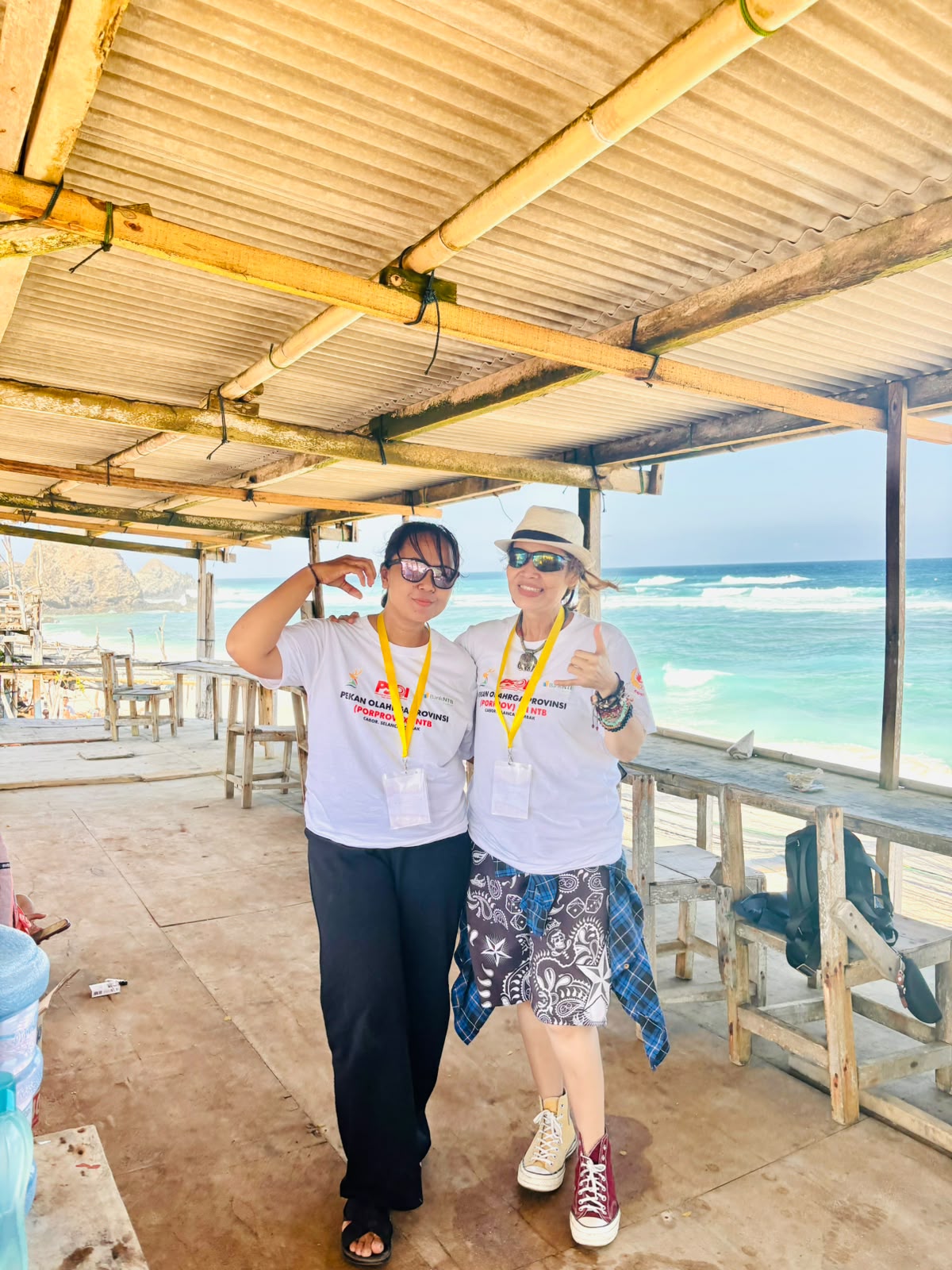 Ketua PSOI NTB Nurbaya Sari bersama Sekretaris PSOI NTB usai penyerahan hadiah kepada para juara cabang olahraga Selancar Porprov XII NTB 2026 di Lombok Tengah.