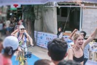 Terlihat sejumlah wisatawan asing bersepeda di kawasan wisata Gili Trawangan, Lombok Utara, sambil menikmati keindahan pantai dan suasana pulau yang menjadi salah satu destinasi unggulan pariwisata Nusa Tenggara Barat.