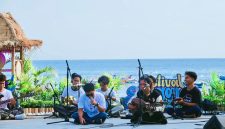 Suasana pembukaan Festival Senggigi 2026 di Amphitheater Pasar Seni Senggigi, Lombok Barat, yang menandai dimulainya rangkaian kegiatan seni dan budaya setiap akhir pekan selama tiga bulan.