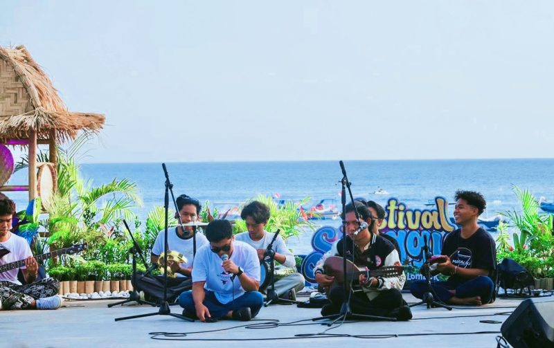 Suasana pembukaan Festival Senggigi 2026 di Amphitheater Pasar Seni Senggigi, Lombok Barat, yang menandai dimulainya rangkaian kegiatan seni dan budaya setiap akhir pekan selama tiga bulan.