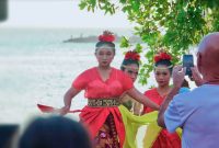 Penampilan seni dan budaya dari salah satu kecamatan di Lombok Barat saat memeriahkan Festival Senggigi 2026 di Amphitheater Pasar Seni Senggigi sebagai bagian dari upaya menghidupkan kembali kawasan wisata Senggigi.