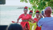Penampilan seni dan budaya dari salah satu kecamatan di Lombok Barat saat memeriahkan Festival Senggigi 2026 di Amphitheater Pasar Seni Senggigi sebagai bagian dari upaya menghidupkan kembali kawasan wisata Senggigi.