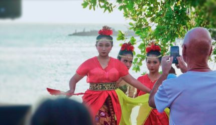 Pertunjukan kesenian dan budaya dari 10 kecamatan Lombok Barat pada Festival Senggigi 2026 di Pasar Seni Senggigi untuk menarik kunjungan wisatawan.