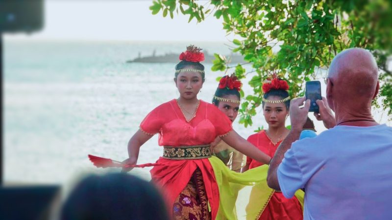 Penampilan seni dan budaya dari salah satu kecamatan di Lombok Barat saat memeriahkan Festival Senggigi 2026 di Amphitheater Pasar Seni Senggigi sebagai bagian dari upaya menghidupkan kembali kawasan wisata Senggigi.