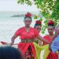Penampilan seni dan budaya dari salah satu kecamatan di Lombok Barat saat memeriahkan Festival Senggigi 2026 di Amphitheater Pasar Seni Senggigi sebagai bagian dari upaya menghidupkan kembali kawasan wisata Senggigi.