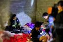 Petugas Polsek Pekat dan Satreskrim Polres Dompu saat mengamankan terduga pelaku pembacokan di Desa Doropeti yang ditangkap di Pulau Moyo, Kabupaten Sumbawa.