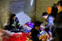 Petugas Polsek Pekat dan Satreskrim Polres Dompu saat mengamankan terduga pelaku pembacokan di Desa Doropeti yang ditangkap di Pulau Moyo, Kabupaten Sumbawa.