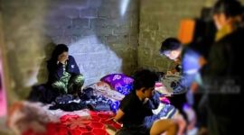 Petugas Polsek Pekat dan Satreskrim Polres Dompu saat mengamankan terduga pelaku pembacokan di Desa Doropeti yang ditangkap di Pulau Moyo, Kabupaten Sumbawa.