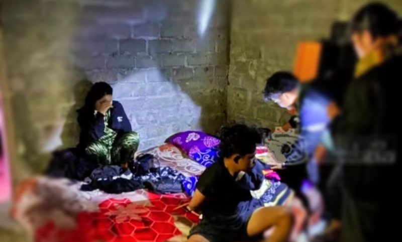 Petugas Polsek Pekat dan Satreskrim Polres Dompu saat mengamankan terduga pelaku pembacokan di Desa Doropeti yang ditangkap di Pulau Moyo, Kabupaten Sumbawa.