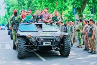 Gubernur NTB Lalu Muhamad Iqbal bersama Panglima Kopassus Letjen TNI Djon Afriandi saat memberikan keterangan terkait latihan pengamanan Program Strategis Nasional (PSN) di kawasan Mandalika menjelang agenda nasional dan internasional.
