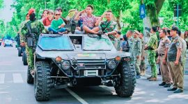 Gubernur NTB Lalu Muhamad Iqbal bersama Panglima Kopassus Letjen TNI Djon Afriandi saat memberikan keterangan terkait latihan pengamanan Program Strategis Nasional (PSN) di kawasan Mandalika menjelang agenda nasional dan internasional.