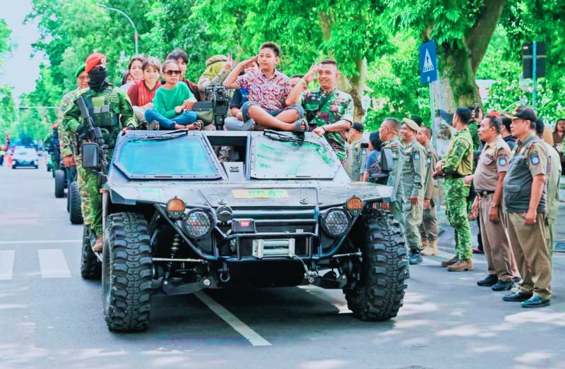 Gubernur NTB Lalu Muhamad Iqbal bersama Panglima Kopassus Letjen TNI Djon Afriandi saat memberikan keterangan terkait latihan pengamanan Program Strategis Nasional (PSN) di kawasan Mandalika menjelang agenda nasional dan internasional.