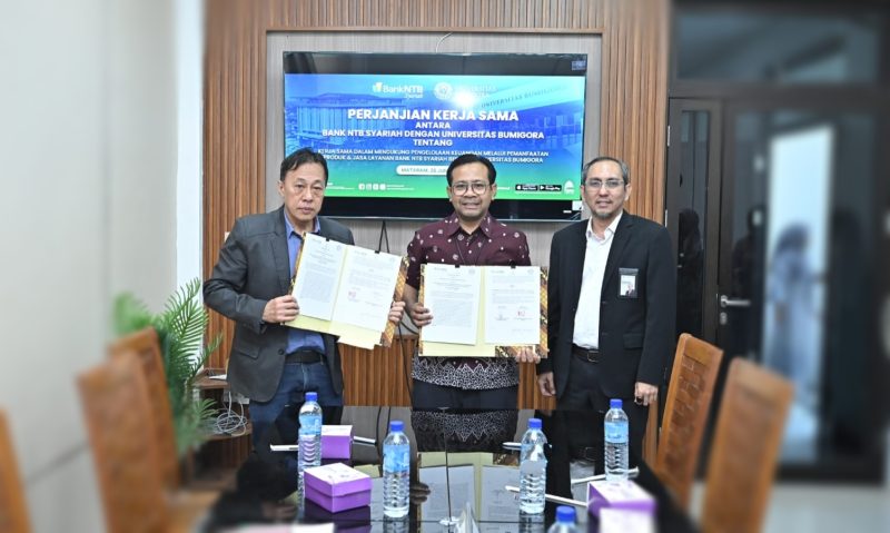 Penandatanganan Perjanjian Kerja Sama antara Bank NTB Syariah dan Universitas Bumigora terkait digitalisasi layanan pembayaran pendidikan dan pengelolaan keuangan kampus di Mataram.