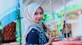 Seorang perempuan memperlihatkan produk makanan inovatif hasil karya masyarakat Desa Bilebante saat Penilaian Desa Berprestasi Tingkat Provinsi NTB Tahun 2026.