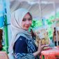 Seorang perempuan memperlihatkan produk makanan inovatif hasil karya masyarakat Desa Bilebante saat Penilaian Desa Berprestasi Tingkat Provinsi NTB Tahun 2026.