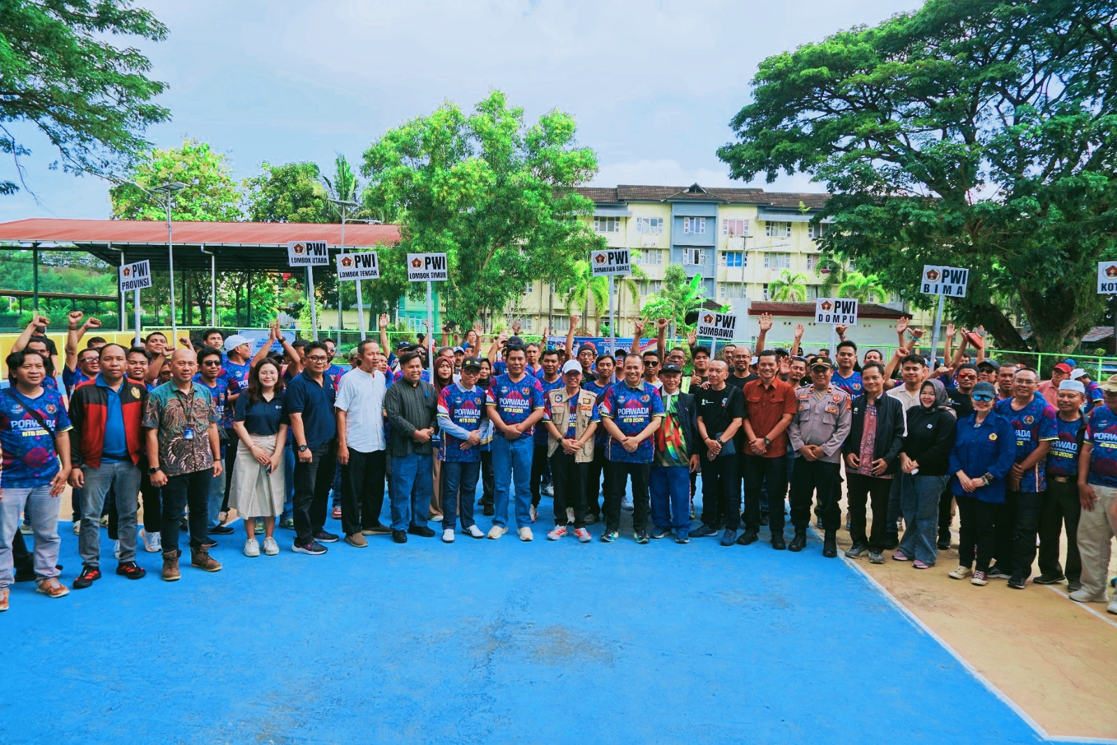 Foto bersama kontingen PWI, pengurus PWI NTB, anggota, undangan, mitra, dan Pemprov NTB pada Porwada PWI NTB 2026 di Mataram.