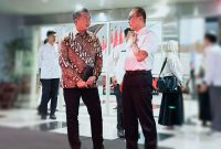 Terlihat Gubernur Provinsi NTB bersama Kepala BKN RI berbincang dalam konsolidasi percepatan reformasi birokrasi berbasis sistem merit di Jakarta usai rapat.