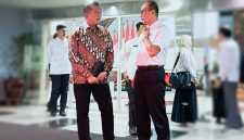 Terlihat Gubernur Provinsi NTB bersama Kepala BKN RI berbincang dalam konsolidasi percepatan reformasi birokrasi berbasis sistem merit di Jakarta usai rapat.
