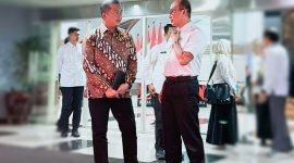 Terlihat Gubernur Provinsi NTB bersama Kepala BKN RI berbincang dalam konsolidasi percepatan reformasi birokrasi berbasis sistem merit di Jakarta usai rapat.