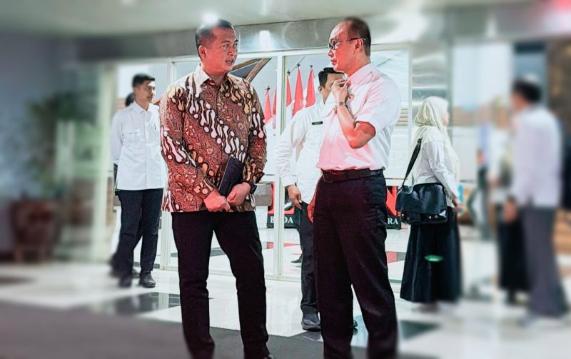 Terlihat Gubernur Provinsi NTB bersama Kepala BKN RI berbincang dalam konsolidasi percepatan reformasi birokrasi berbasis sistem merit di Jakarta usai rapat.