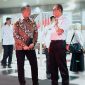Terlihat Gubernur Provinsi NTB bersama Kepala BKN RI berbincang dalam konsolidasi percepatan reformasi birokrasi berbasis sistem merit di Jakarta usai rapat.