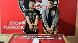 Pelaku saat diamankan Petugas Satresnarkoba Polres Bima Kabupaten  beserta barang bukti sabu seberat 535 gram yang diamankan dalam pengungkapan kasus dugaan peredaran narkotika di Desa Talabiu, Kecamatan Woha, Kabupaten Bima.