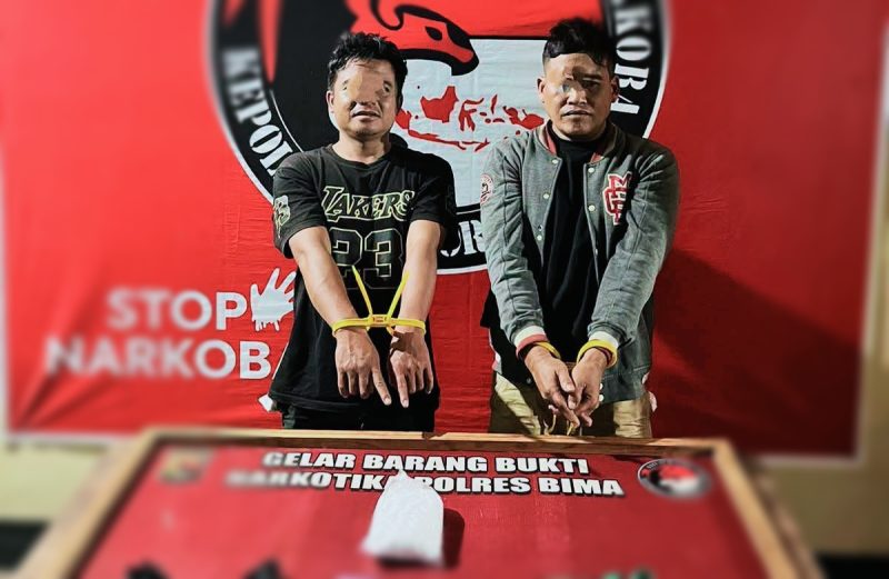 Pelaku saat diamankan Petugas Satresnarkoba Polres Bima Kabupaten  beserta barang bukti sabu seberat 535 gram yang diamankan dalam pengungkapan kasus dugaan peredaran narkotika di Desa Talabiu, Kecamatan Woha, Kabupaten Bima.