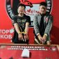 Pelaku saat diamankan Petugas Satresnarkoba Polres Bima Kabupaten  beserta barang bukti sabu seberat 535 gram yang diamankan dalam pengungkapan kasus dugaan peredaran narkotika di Desa Talabiu, Kecamatan Woha, Kabupaten Bima.