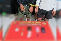 Terlihat Dua pelaku diikat tangannya dan diamankan di Mapolres Dompu dengan sejumlah barang bukti