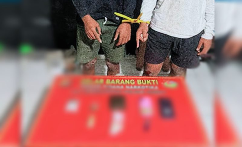 Terlihat Dua pelaku diikat tangannya dan diamankan di Mapolres Dompu dengan sejumlah barang bukti