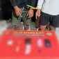 Terlihat Dua pelaku diikat tangannya dan diamankan di Mapolres Dompu dengan sejumlah barang bukti