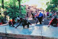 Personel Kodim 1606/Mataram bersama warga Desa Rempek bergotong royong melaksanakan pengecoran Jembatan Aramco yang kini telah mencapai progres sekitar 90 persen.